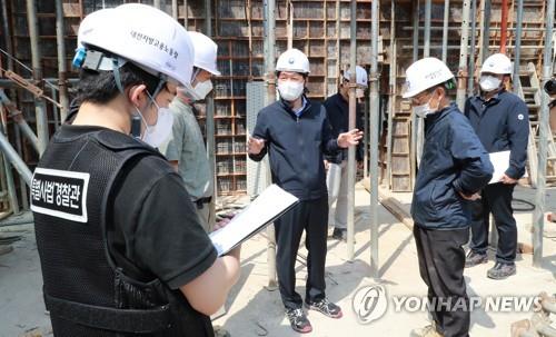 안경덕 노동장관 "원청이 안전 책임…보호구 착용 등 지도"