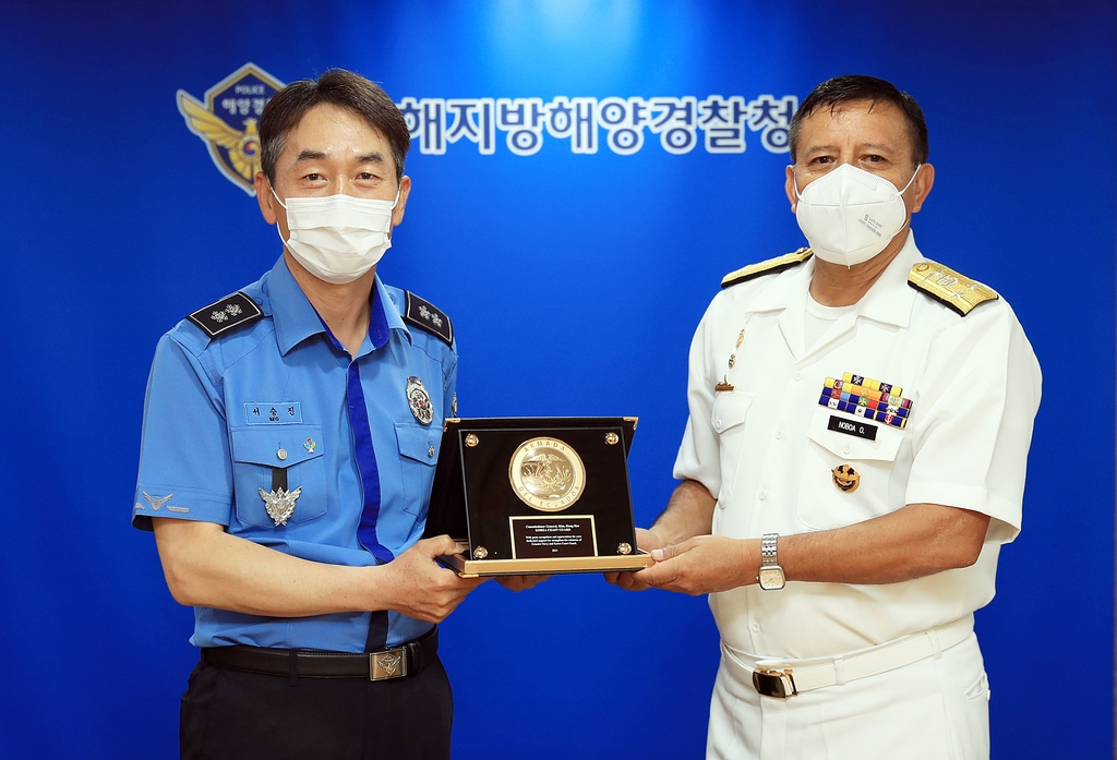 에콰도르 해군 "함정 2척 무상양여 한국 해경에 감사"