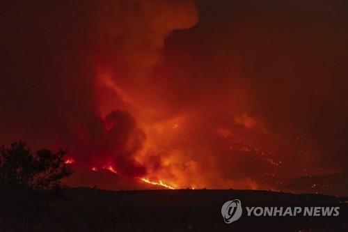 미국 서부 곳곳 산불…대가뭄에 물까지 마르며 확산 경고등