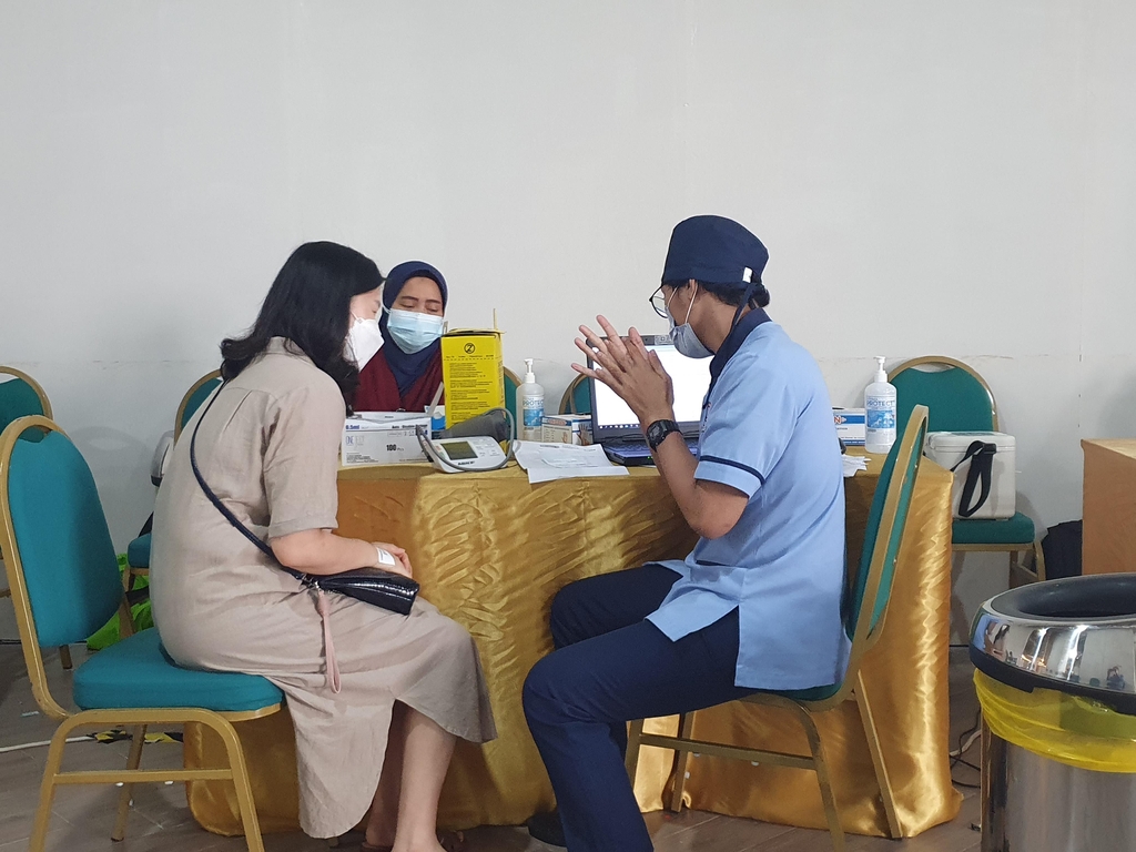 인도네시아 확진자 하루 7천명대…교민들도 속속 백신 접종