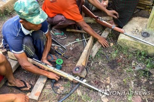 도심 게릴라전 나선 미얀마 시민들…"전쟁 준비하고 있다"