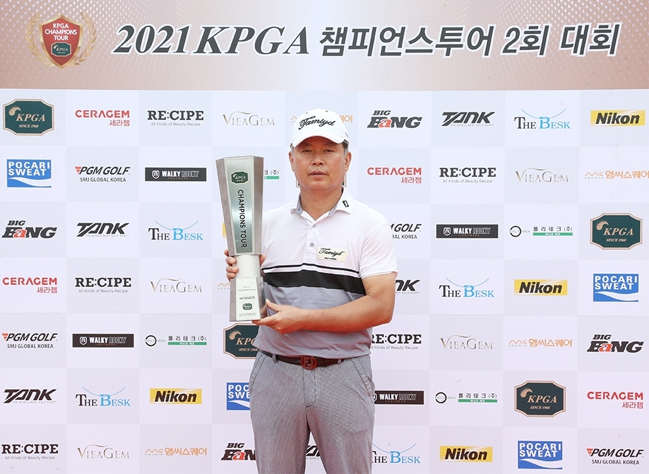 신용진, KPGA 챔피언스투어 2회 대회 우승…시니어 10승째