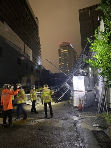 공사 구조물 무너지고 가림막 기우뚱…서울서 잇단 강풍 피해(종합)