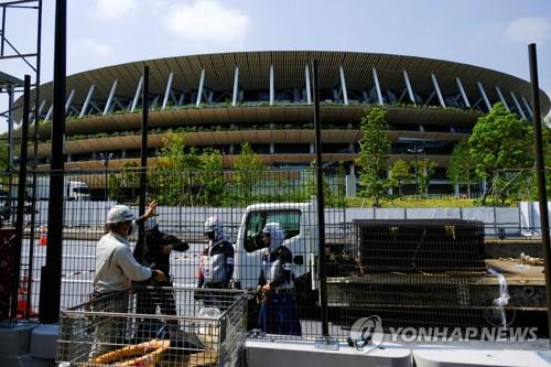 IOC·스가 올림픽 '강행' 속 日전문가 "감염 폭발" 우려