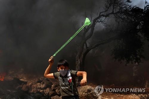 이스라엘군, 팔레스타인 시위대에 총격…15세 소년 사망