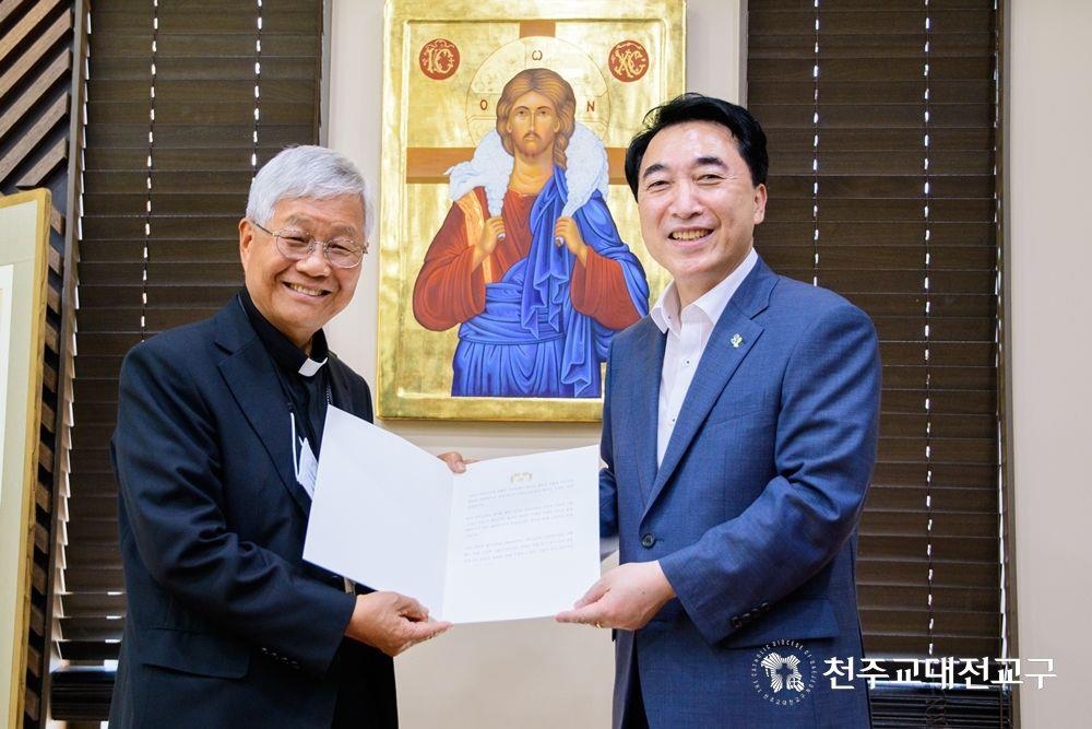 문대통령, 한국인 첫 '교황청 장관' 유흥식 대주교에 축전(종합)