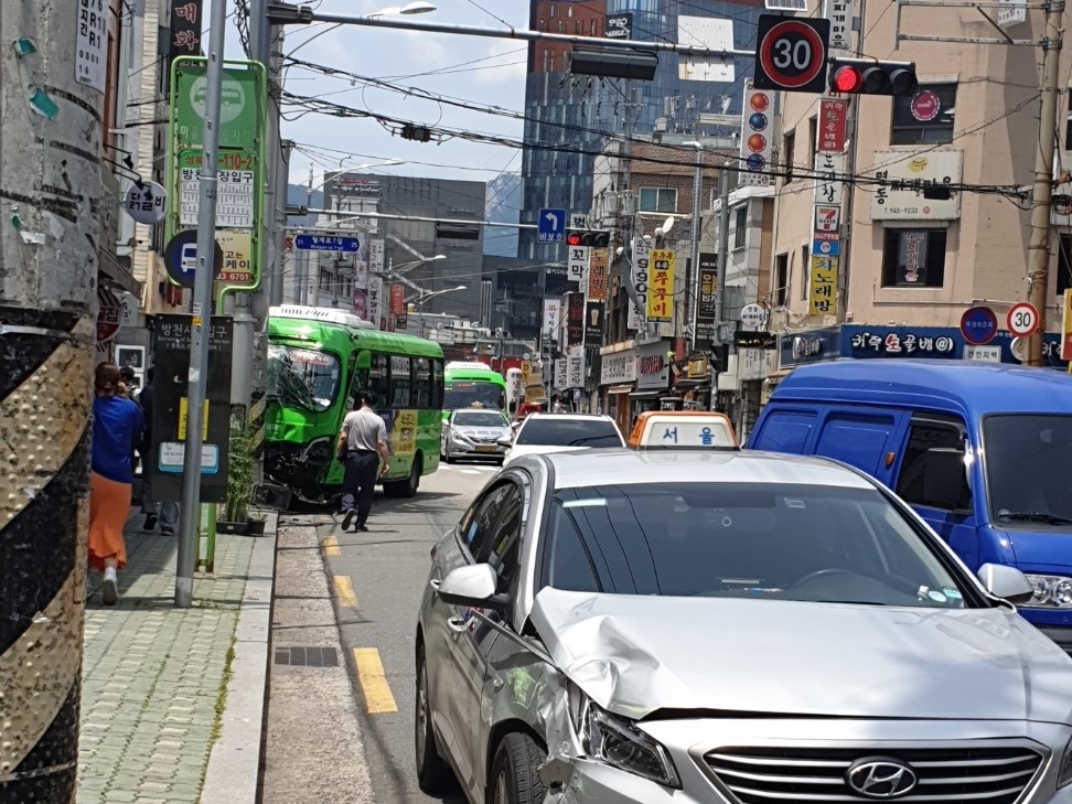 서울 강북구서 마을버스·택시 충돌…승객 6명 경상