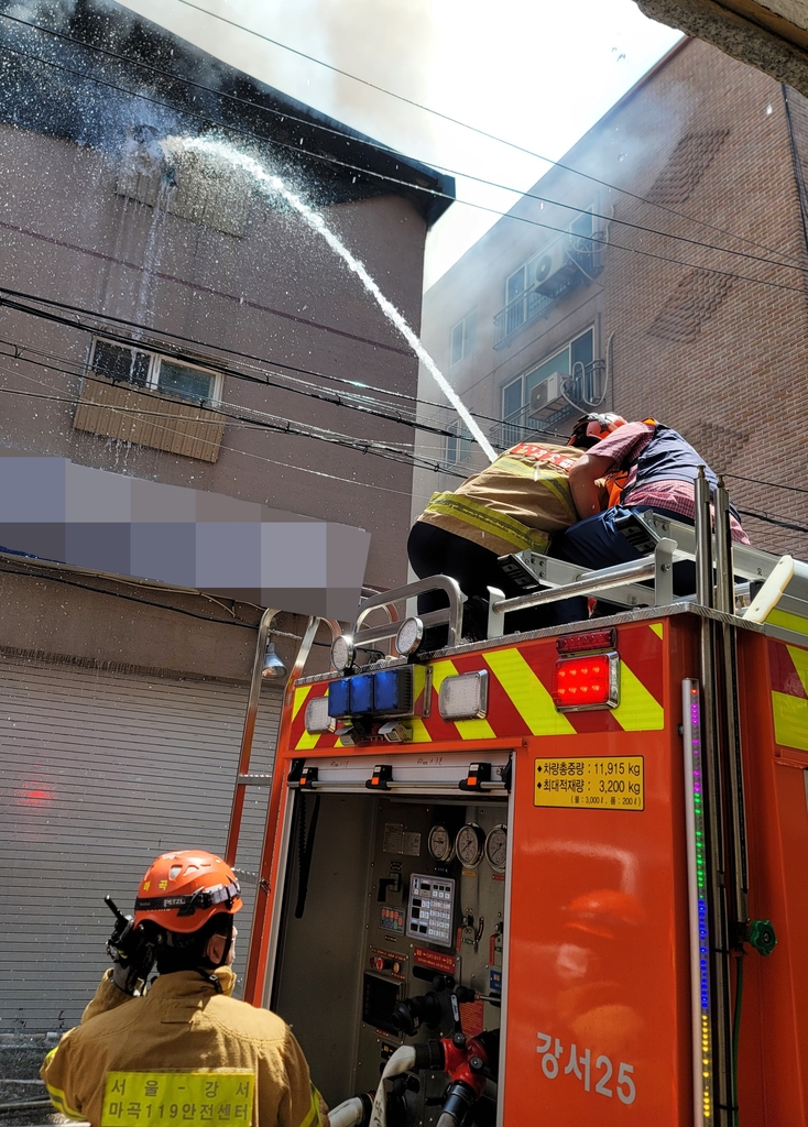 서울 강서구 물류창고서 불…1명 연기 흡입