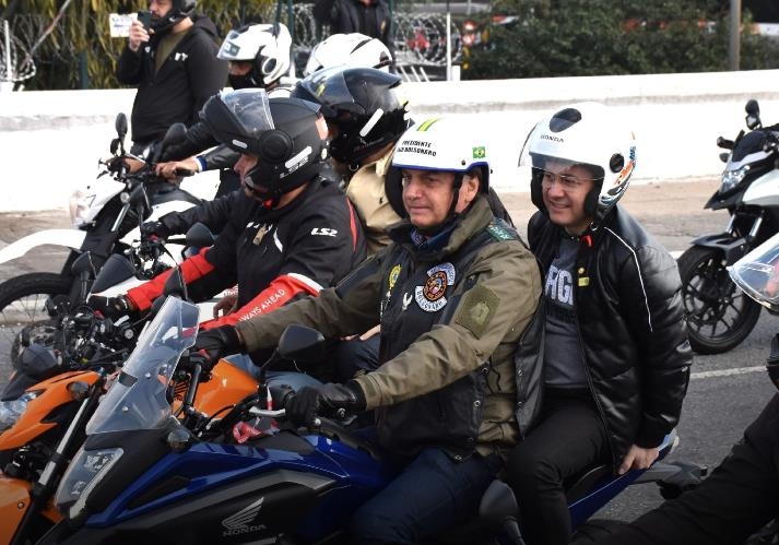 브라질 대통령, 코로나 우려에도 '오토바이 행진'…수천명 참가