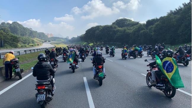 브라질 대통령, 코로나 우려에도 '오토바이 행진'…수천명 참가