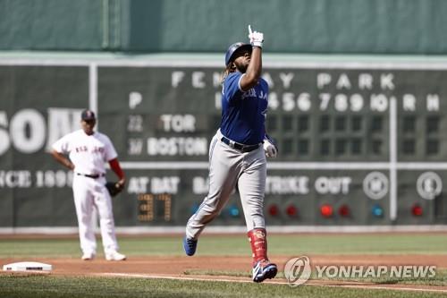 게레로 주니어, 그린몬스터 너머 20홈런…MVP 레이스 순항