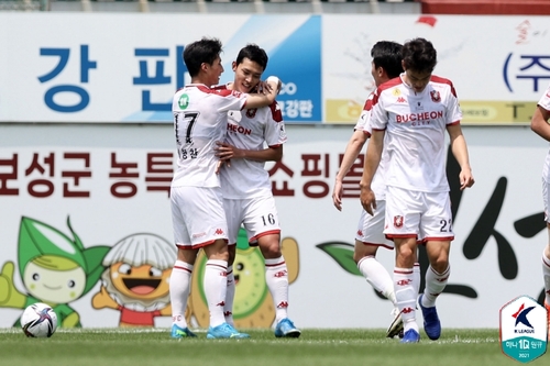 K리그2 최하위 부천, 선두 전남 2-0 제압 이변…시즌 첫 연승(종합)