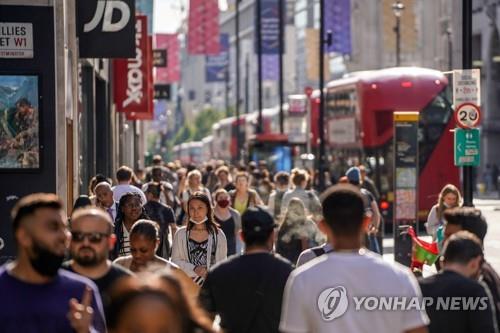 영, 일일 확진 닷새 연속 7천명 넘어…봉쇄해제 연기될 듯