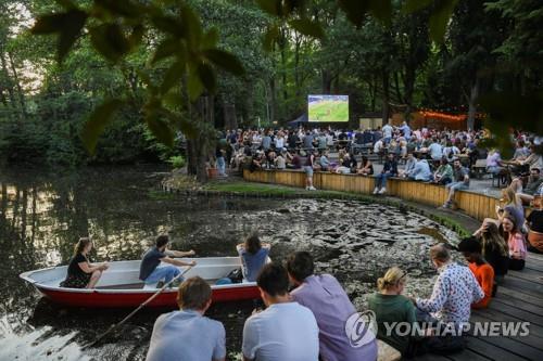 코로나19 감염률 낮아지자 유럽 곳곳서 방역 규제 완화