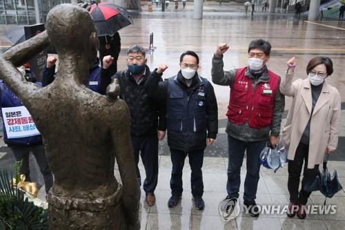 한일 정상회담 피하는 日스가…기존 입장서 '요지부동'