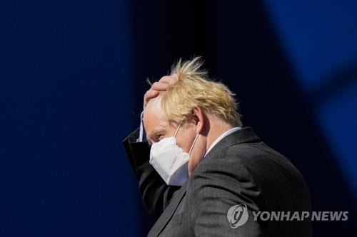 영국, 봉쇄해제 한달 연기…총리 "코로나와 공존법 배워야"(종합)