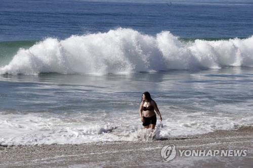 불타는 미 서부…40도 넘는 폭염에 아스팔트 끓고 전력망 파손