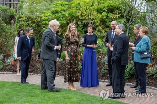 낯가리는 스가에 日누리꾼 'G7서 고립'…"존재감 과제" 지적