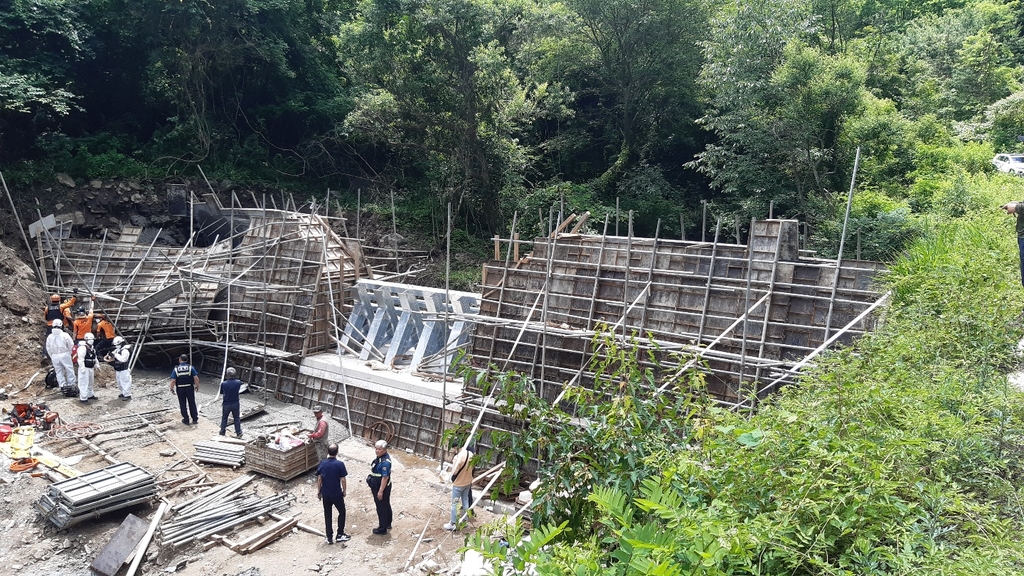 충주 사방댐 공사장 거푸집 붕괴…근로자 3명 중경상(종합)