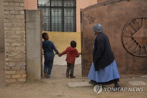 세계 최초 열쌍둥이 미스터리…아빠도 "아직 아기들 못 봤다"