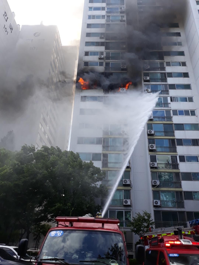 부천 역곡동 아파트 10층서 불…주민 1명 연기 흡입