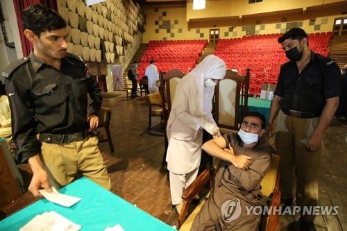 "백신 안 맞으면 휴대전화 막는다"…파키스탄 지방정부 '초강수'