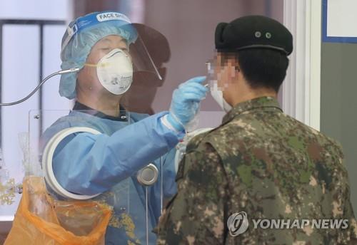 군 코로나19 2명 추가 확진…백신 접종 공군 간부 등