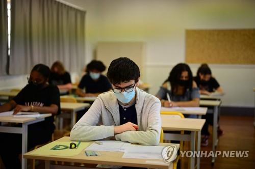 '토론은 폭력의 포기인가'…코로나19 속 치러진 프랑스 대입시험