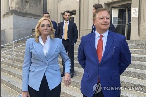 인종차별 반대 시위대에 총 겨눈 미 변호사 부부에 벌금형