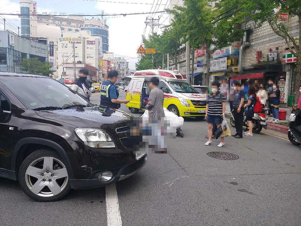 부산서 불법유턴 승합차, 오토바이 들이받아…1명 중상