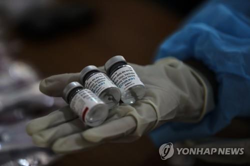 印여성, 5분만에 두 종류 백신 차례로 맞아…의료진 "실수" 인정