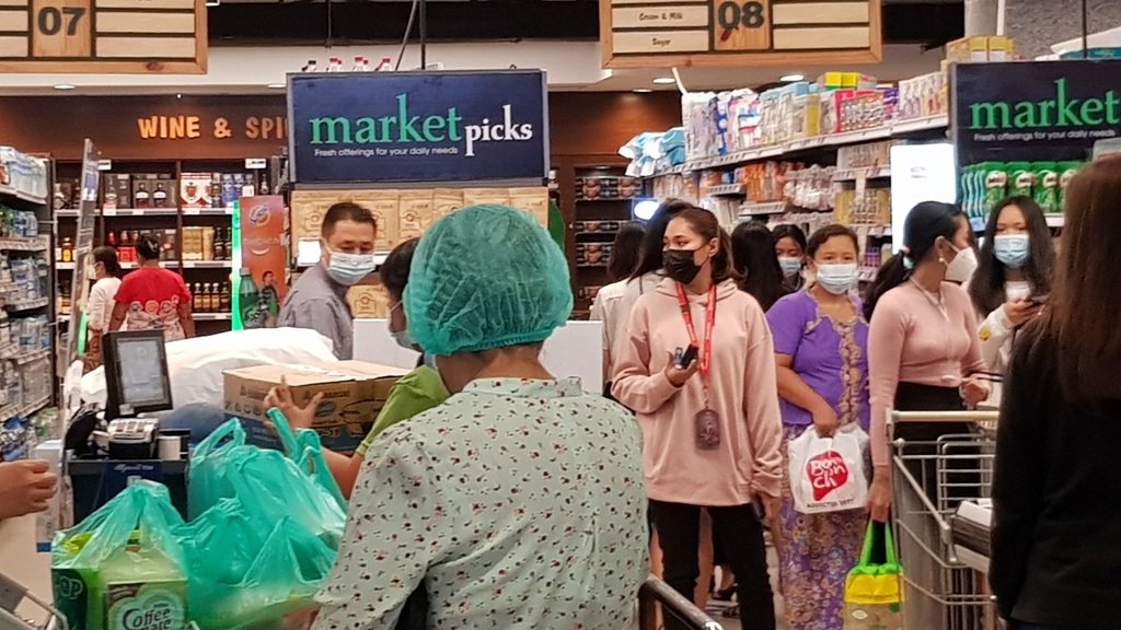 [미얀마 르포] 쿠데타 공포에 잊고 있던 코로나…3차 유행에 마스크 급증