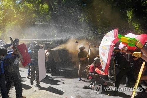 미국서 시위대 폭행 경찰 기소…"억울하다" 동료 집단 사직