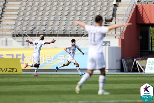 '아코스티 결승골' 안양, 부산에 5-4 승리…선두 도약(종합)