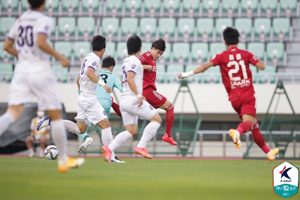 '아코스티 결승골' 안양, 부산에 5-4 승리…선두 도약(종합)