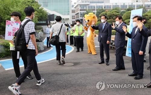 코로나 이후 충북 초중고 첫 전면등교…"교육정상화 기대"