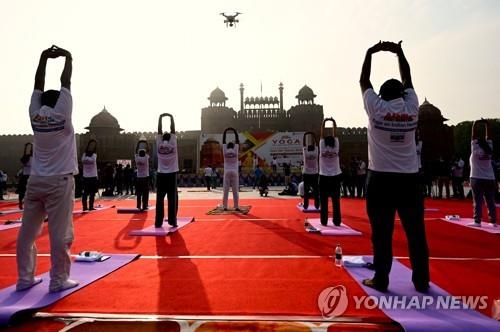 인도 '세계 요가의 날' 맞아 모든 성인으로 무료 접종 확대