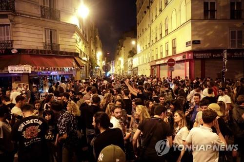 [사진톡톡] 프랑스 음악 축제날…클럽으로 변한 파리 길거리