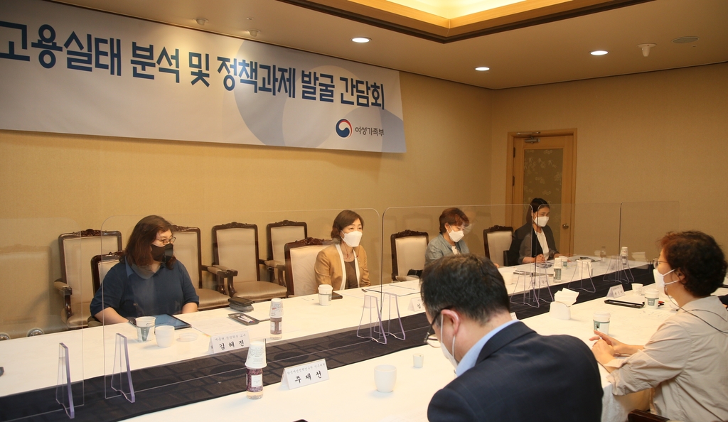 여성 비전형 근로자 시급, 남성의 82.1%…코로나로 1년새 10%p↓