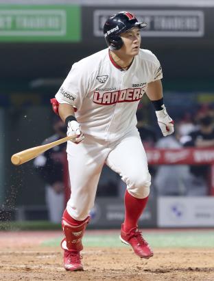 SSG, 5회에만 6점 폭발…0-4 열세 뒤집고 LG 연승 저지