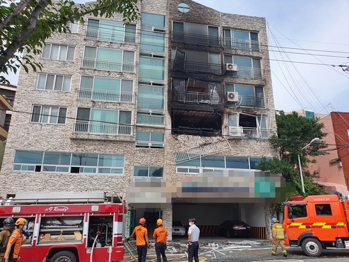 부산 빌라서 폭발 화재로 2명 숨져…안방서 시너통 발견(종합)