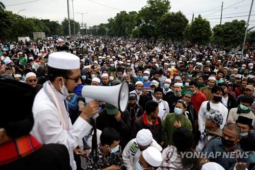 "코로나 감염 숨기고 집회 주도?"…인니 이슬람 지도자 징역 4년