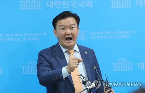 "경찰청장은 개떼 두목" 언급 민경욱…모욕 혐의 검찰 송치