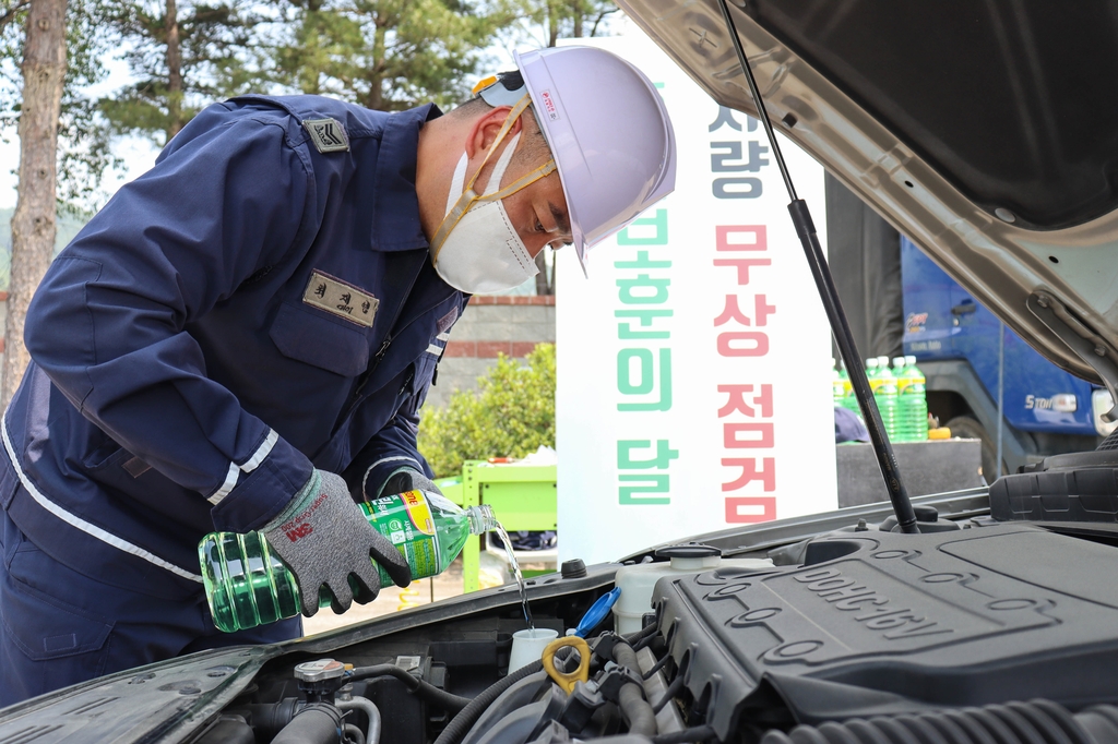 육군 11사단 사자여단, 6·25 맞아 주민 차량 정비 봉사 펼쳐