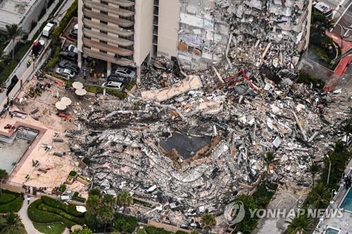 "통화하다 끊긴 아내 살아있길"…희망 못놓는 美 붕괴사고 가족