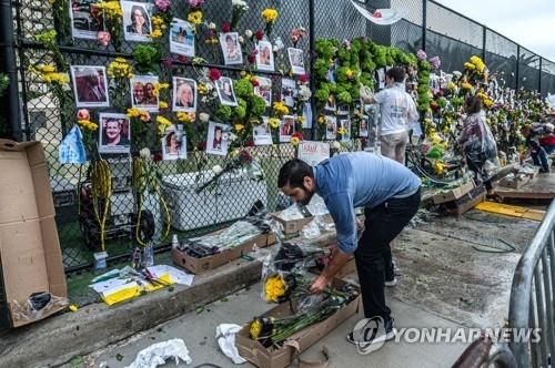 제발 살아있기를…플로리다 붕괴 잔해속 일부 빈공간 포착