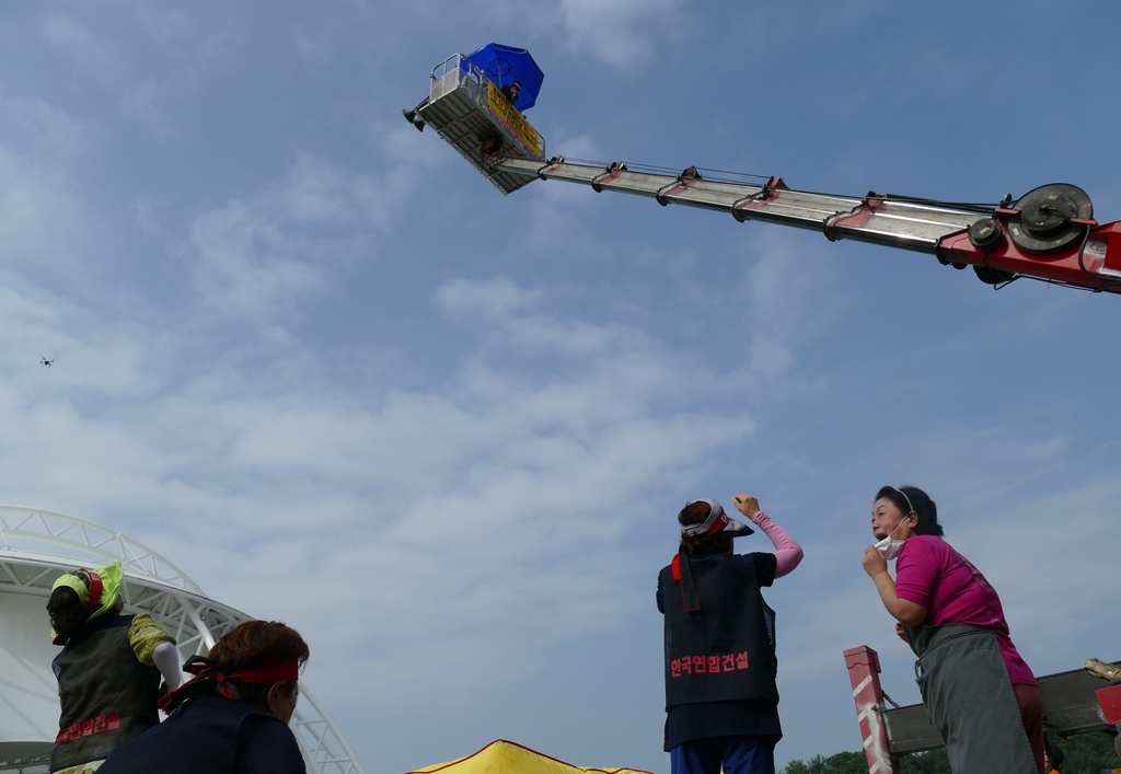 충주 라이트월드 강제철거 착수…투자자·상인들 극렬 저항