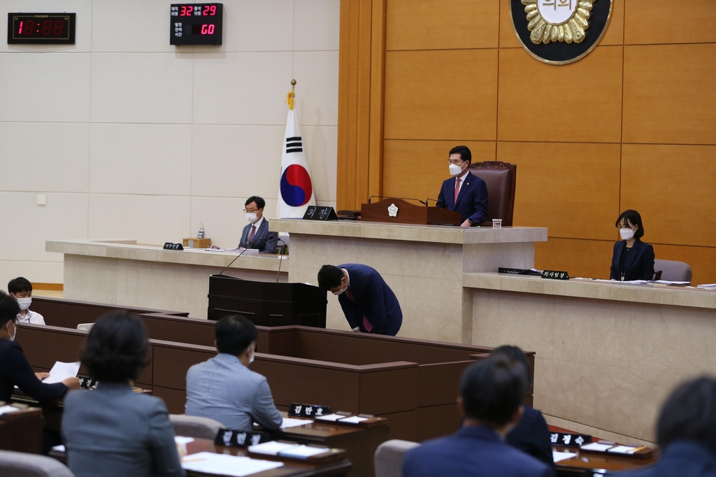 시의회서 고개 숙인 포항시장…"제 부족함에서 비롯된 사안"