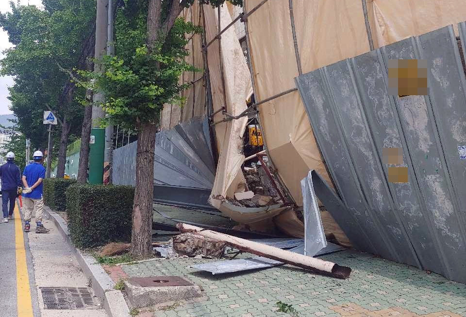 부산 재개발 공사장 외벽 무너져 보행로 덮쳐…인명피해 없어