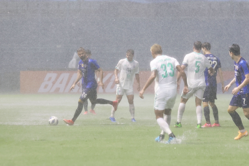 프로축구 울산 ACL 2차전, 2-0 앞선 채 폭우로 이례적 중단